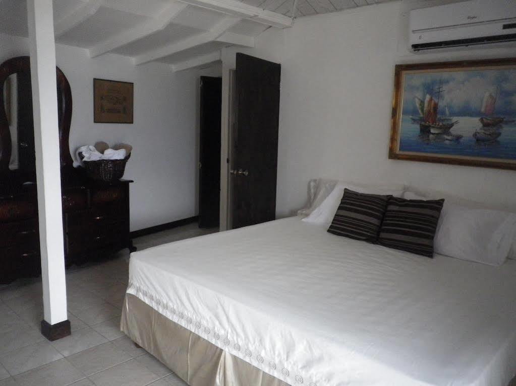 Roots Bamboo Beach Resort نيغريل المظهر الخارجي الصورة